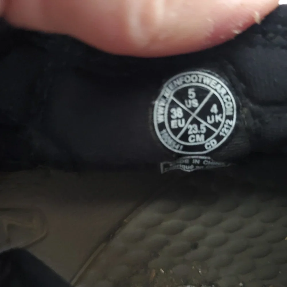 Keen Big Kid Newport H2 Sandal Black Tan Waterproof Hiking Shoes Unisex Size 5
